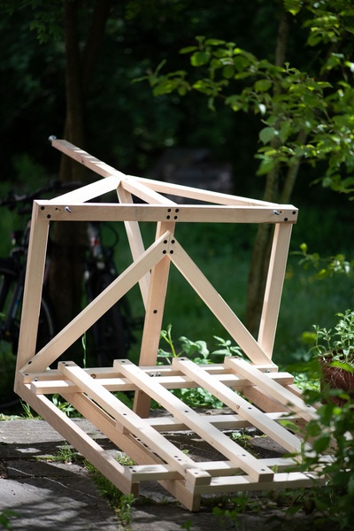 Trois remorques de vélo et leurs équipements (caisses, tables, parasol) pour sérigraphie itinérante