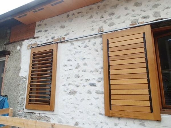 Volets coulissants à lames orientables