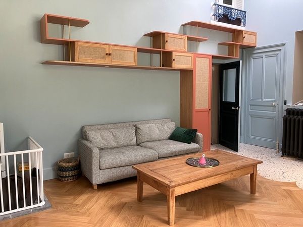 Le Meuble suspendu au dessus du Canapé