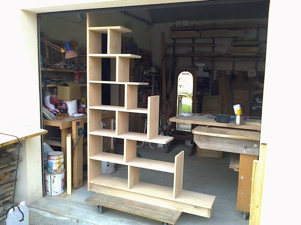 Bibliothèque sous escalier