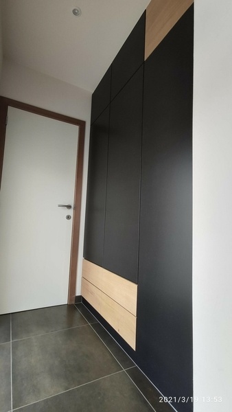 Placard vestiaire dans une petite entrée.