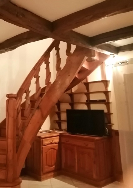 Sous un escalier connu , un meuble vidéo d'époque en orme rouge (90s)