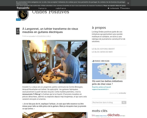 Des guitares électriques avec de vieux meubles