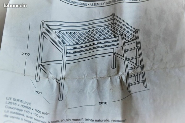 Lit surélevé recyclé en lit à baldaquin