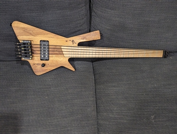 Guitare basse à partir d'une poutre en chêne