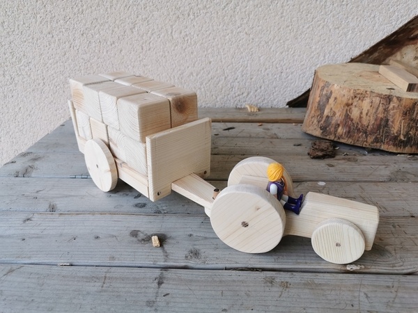 Tracteur et remorque de cubes