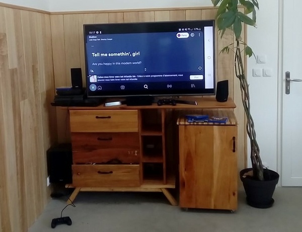 Meuble télé avec emplacement pour caisson bar roulant!