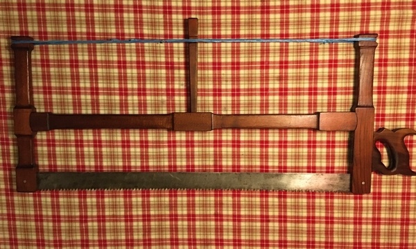 Une scie de charpentier.