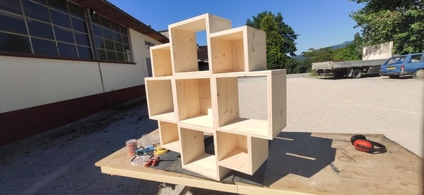 Étagère suspendue fabriquée par un enfant