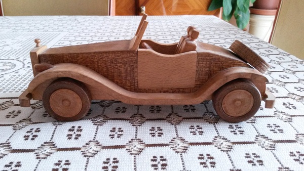 Voiture miniature à 2 essences