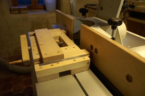 En position pour pousser le guide de la toupie