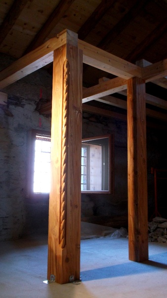 Poteaux d'angles et cloisons en vieux mélèze