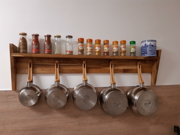 Porte casserolles mural