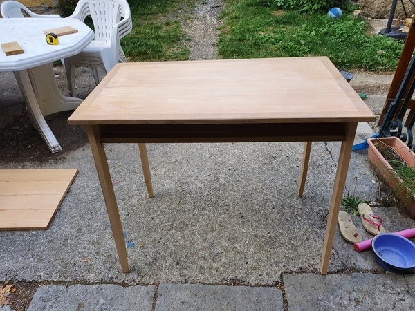Table sur mesure pour le petit appartement de mon fils