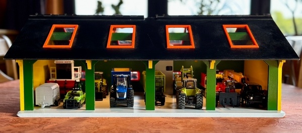 Hangar miniature pour matériel agricole (1:50)