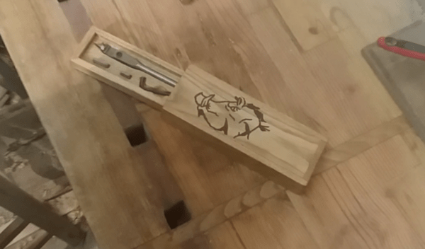 Gravure à la dremel pour une boîte