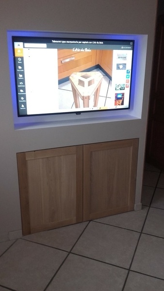 Portes en chêne sous sa télé encastrée accompagné d'une lucarne laterale