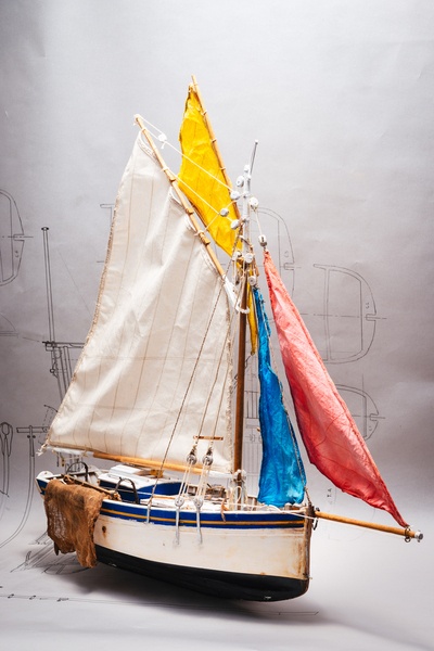 Sloop ostréicole de 1923 en noyer samba et hetre conception d' après mes plans