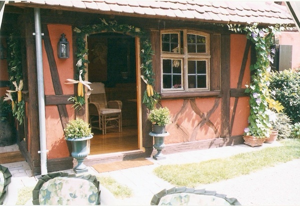 Une petite véranda en matériaux de récupération