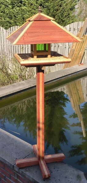 Une mangeoire à oiseaux