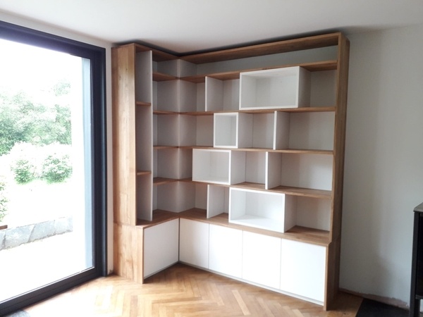 Bibliothèque avec niches éclairées