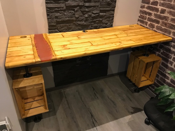 Bureau sur mesure ne bois de palettes et résine Epoxy