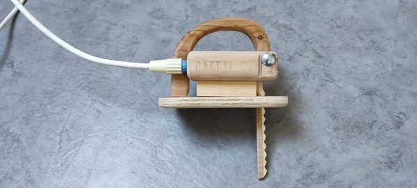 Scie sauteuse pour l'assistant