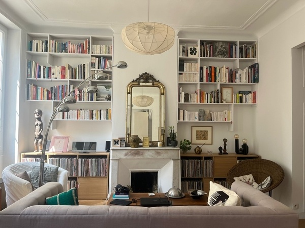 Une double bibliothèque suspendue