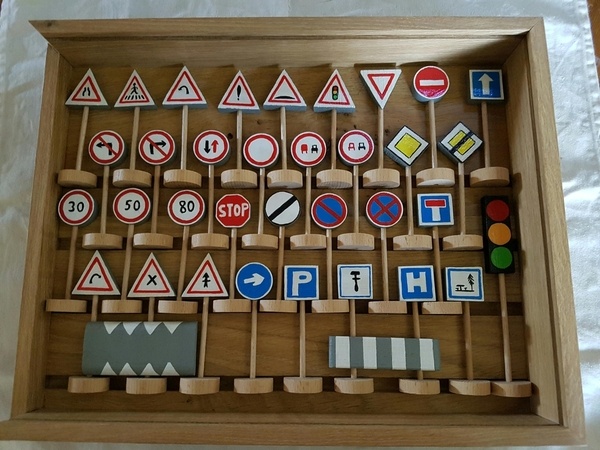 Panneau de signalisation pour tapis de jeu