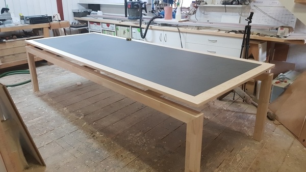 Table en frêne massif remplissage stratifié roche