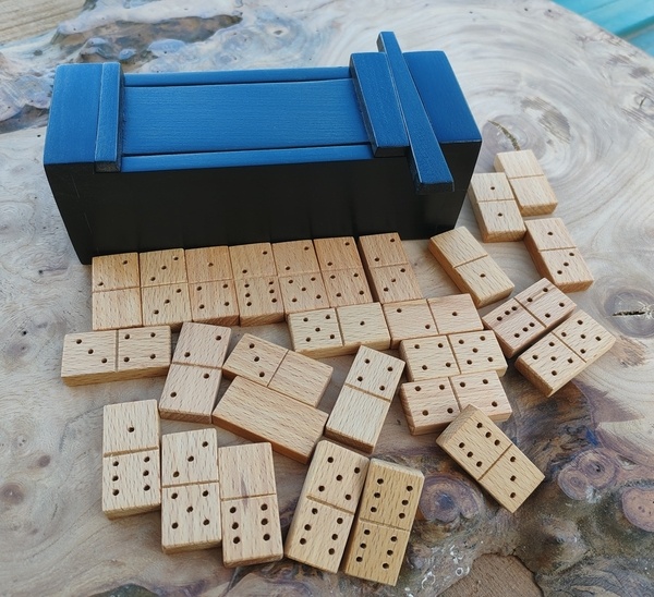 Boîte à dominos aux outils à main