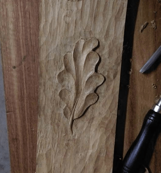 Une petite feuille de chêne en chêne .