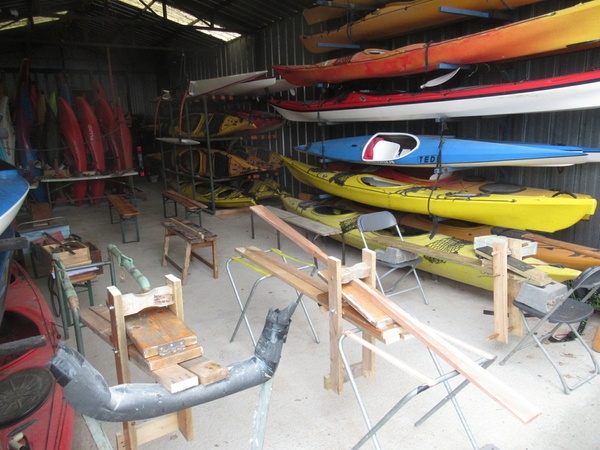 Les bancs sont prêts ! À g. les deux nouveaux