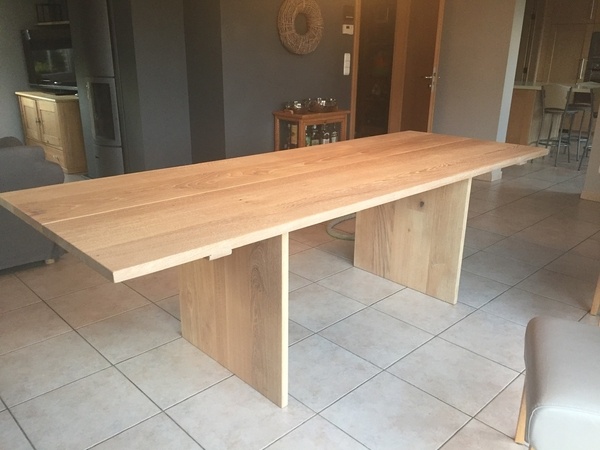 Table en chêne de style épuré