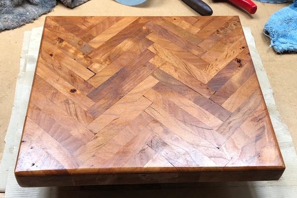 Planche à découper en orme massif à bâtons rompus