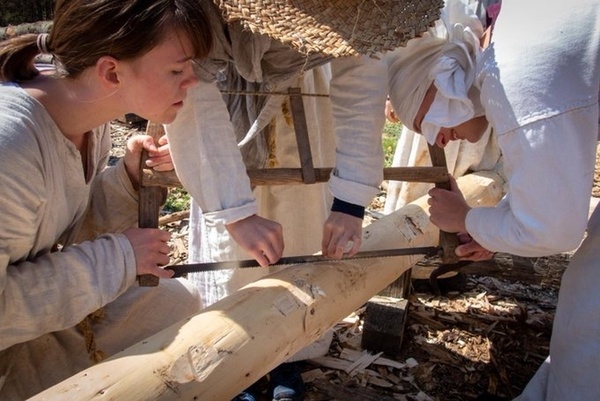 Des artisans allemands construisent un complexe monastique avec des techniques du Moyen Âge.