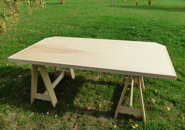 2 tréteaux et un plateau donnent un bureau