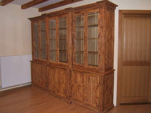 Bibliothèque en bois serpent