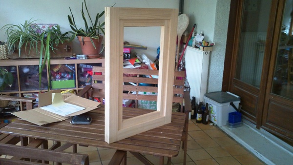 L'extérieur. J'ai pas mis de jet d'eau, parce que la fenêtre est abritée. Il manque par contre des trous pour évacuer de l'humidité du dormant.