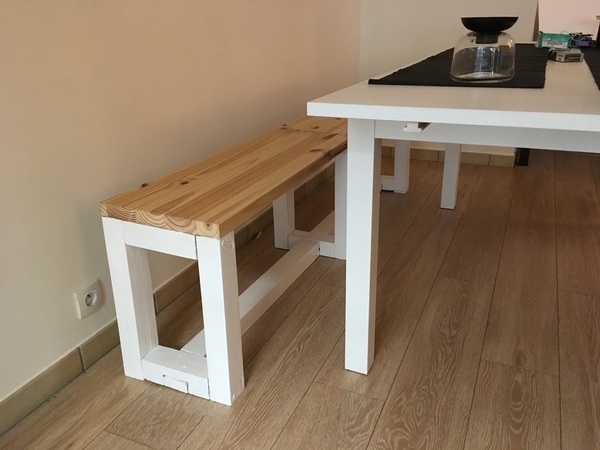 Banc et tabourets bicolores