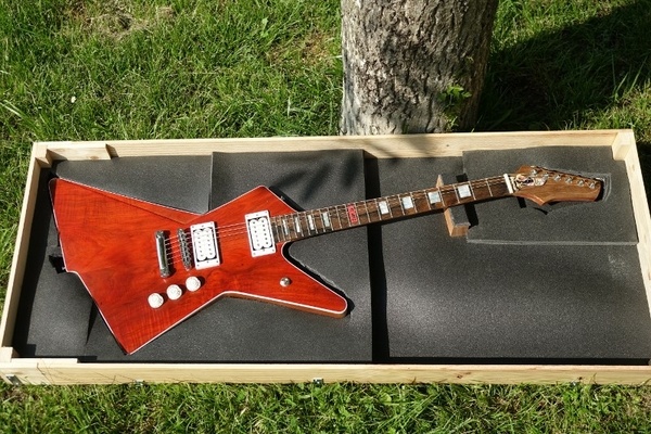 Sankanniversaire : guitare électrique Adrian Smith d'Iron Maiden