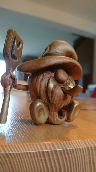 Un petit bonhomme moustachu