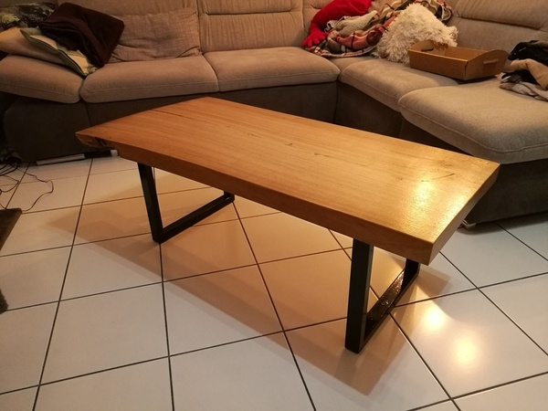Table basse en châtaigner avec pieds en métal