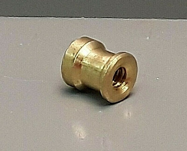 Recherche ecrou laiton de poignée de rabot.