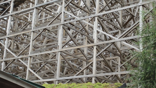 A votre avis , c'est quoi cette charpente en résineux!