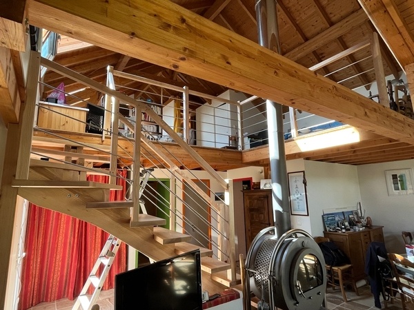 Un premier escalier avec rambarde et garde corps