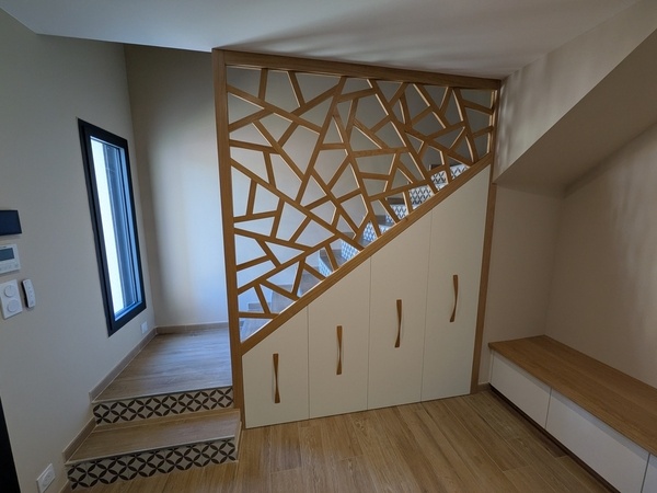 Aménagement d'entrée : garde-corps, placard et banquette