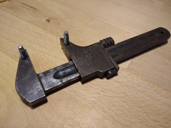 Clé à ergots universel pour meuleuse et combiné