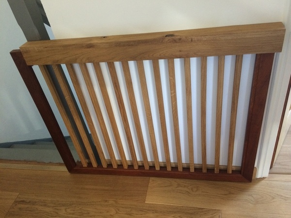 Barrière enfant sur roulettes pour escalier