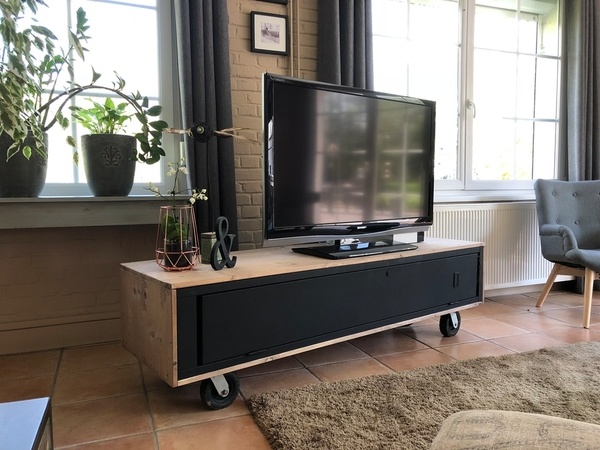 Meuble TV (Vestiaire revisité)